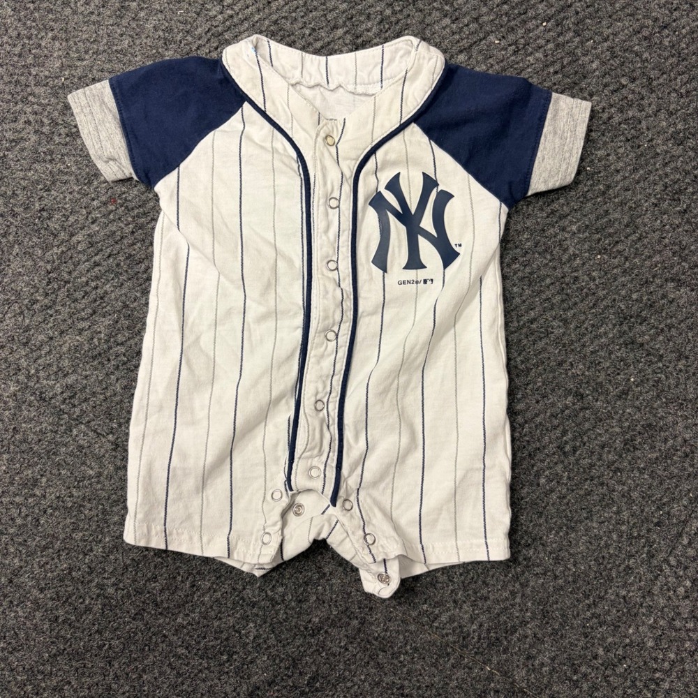 MLB New York Yankees Infant Romper Bodysuit Gen2 White Pinstripe 0-3 Months
